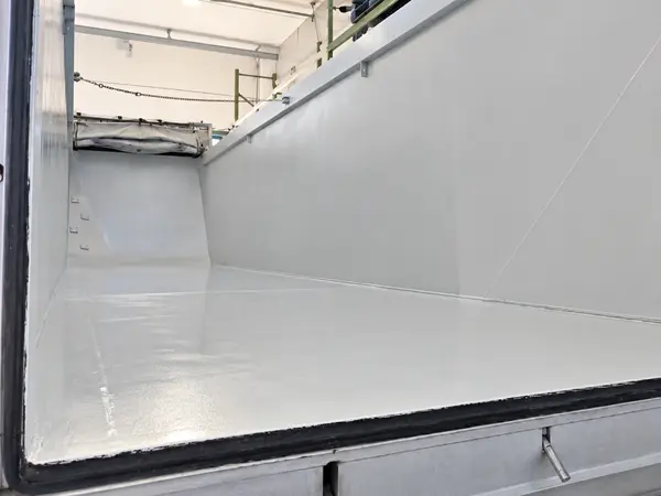 Interno di container trattato con Technological M durante un intervento di coibentazione a spruzzo