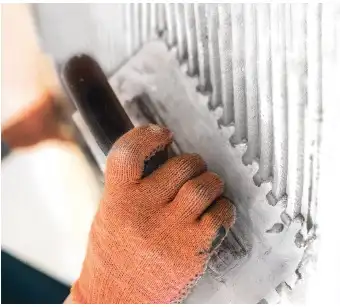 Applicazione di isolamento nanotecnologico certificato Manti Ceramic su parete edilizia