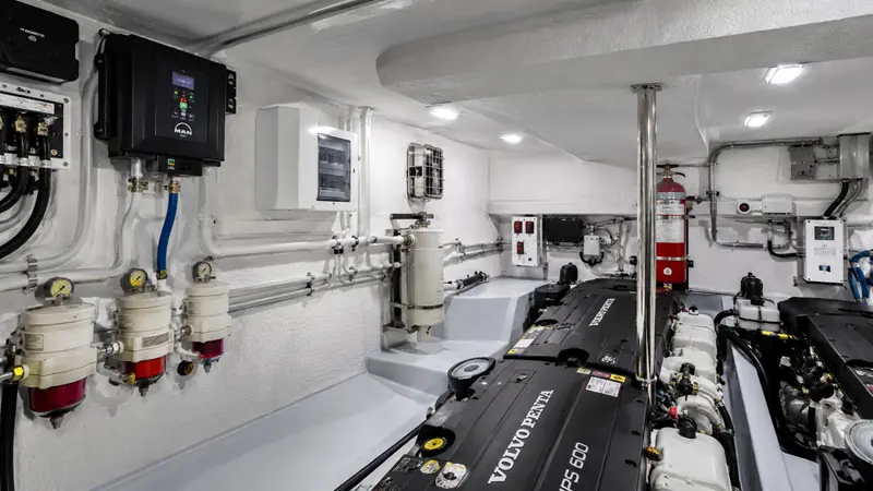 Vano tecnico nautico con superfici coibentate con isolamento navale a basso spessore certificato MED.