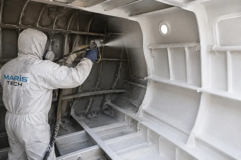 Isolamento nanotecnologico a spruzzo Maris Tech su scafo nautico per eliminare i ponti termici