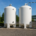 Due serbatoi industriali isolati con sistema a basso spessore AES TECH per un isolamento serbatoi rapido in ambito industriale.