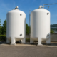 Due serbatoi industriali isolati con sistema a basso spessore AES TECH per un isolamento serbatoi rapido in ambito industriale.