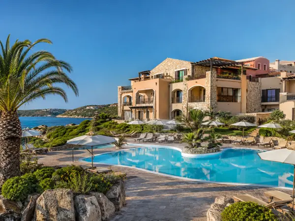 Resort turistico con piscina e vista mare.