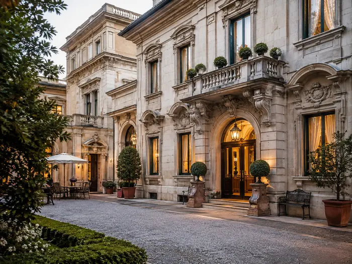 Facciata di un hotel o relais ospitato in un edificio storico con elementi architettonici decorativi e ingresso elegante.