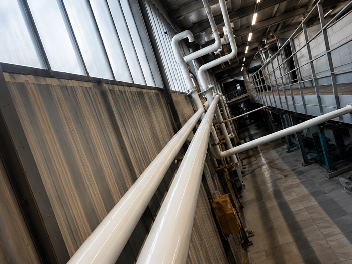 Tubazioni di centrale termica trattate con 3 mm di AES Tech nel caso reale con riduzione della temperatura superficiale da circa 80 °C a 31 °C.