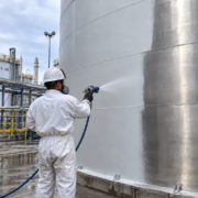 Isolamento termico serbatoi industriali con applicazione a spruzzo di Aes Tech su serbatoio metallico